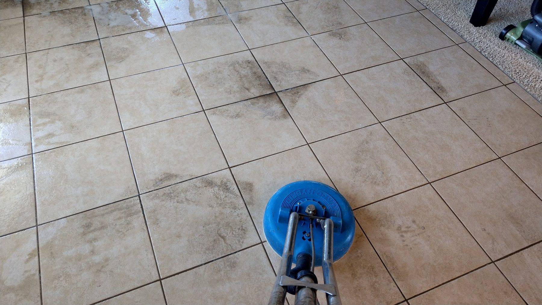 Rotary spinner cleaning tile and grout